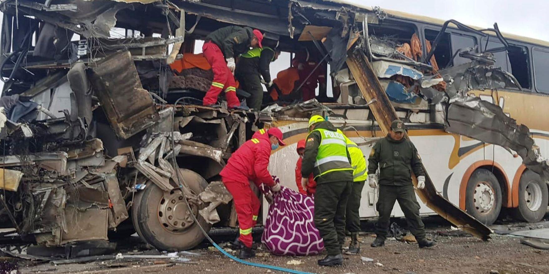 Ett foto taget av polisen i Bolivia visar räddningsarbetet efter den svåra bussolyckan på lördagen.