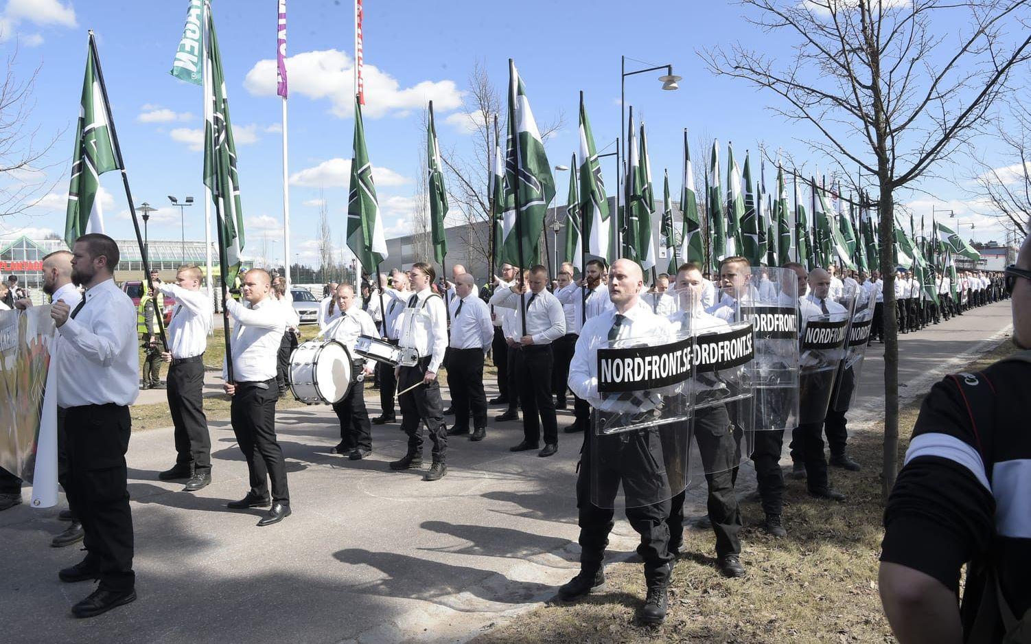 Nazistiska Nordiska motståndsrörelsen demonstrerar i Falun på första maj. Bild: Ulf Palm / TT