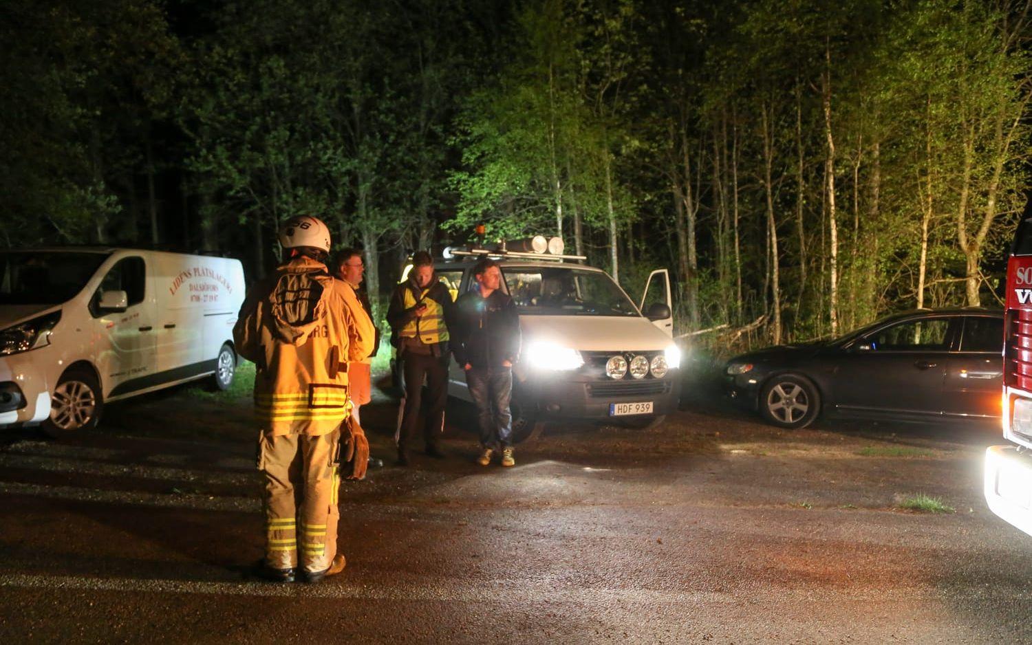 Räddningstjänst och polis var på plats under söndagsnatten. Foto: Henrik Åslund