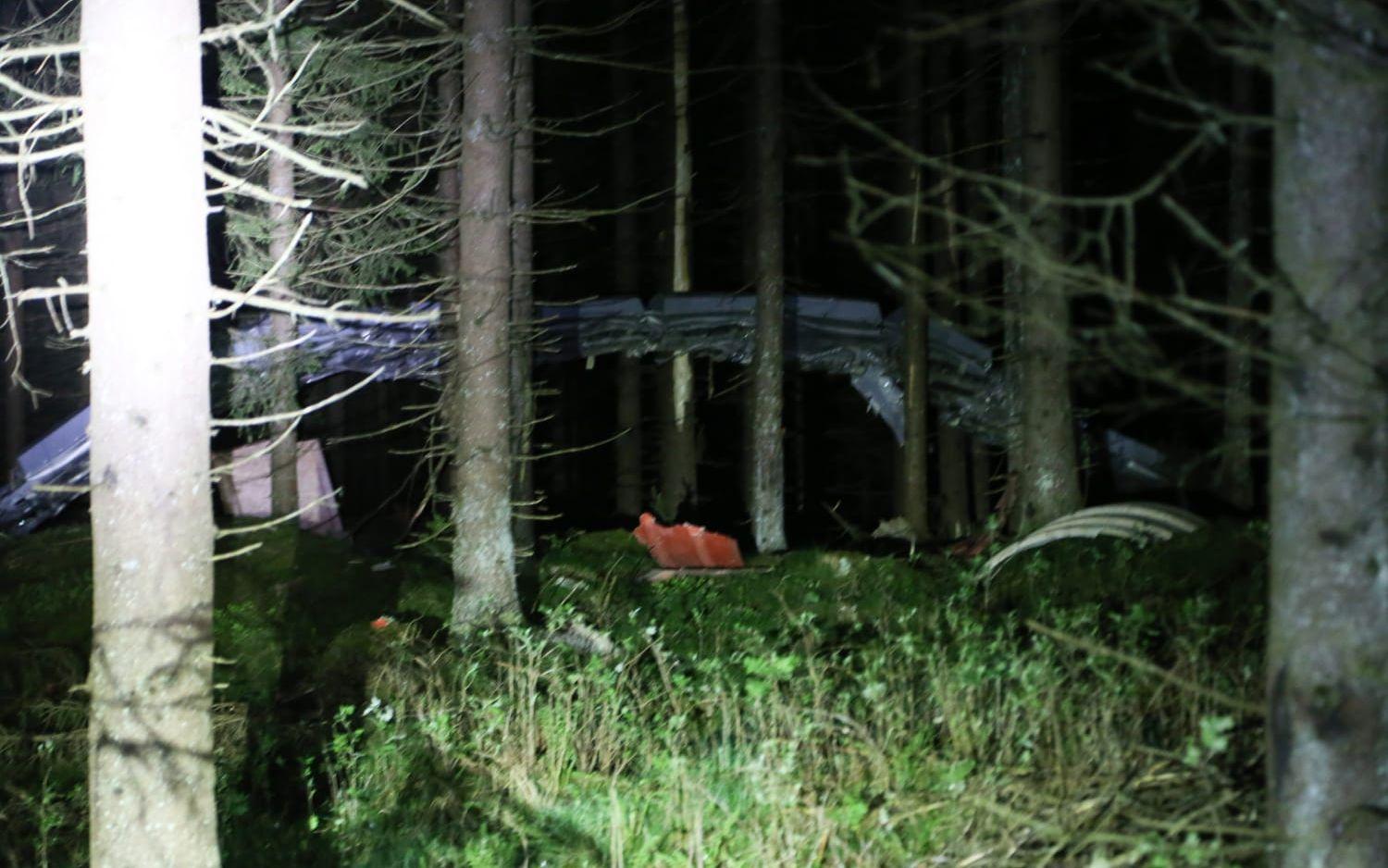 Den delen av masten som föll ner slog upp både asfalt, träd och mark. Foto: Henrik Åslund