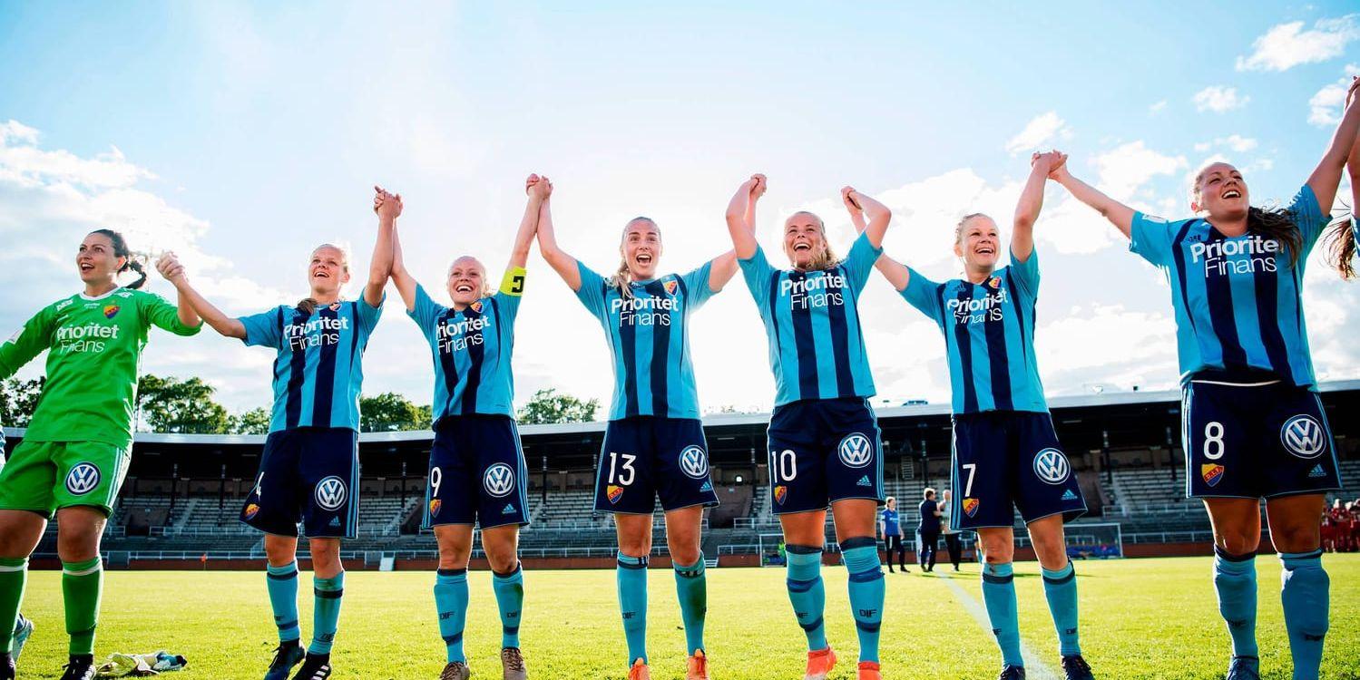 Djurgårdens spelare jublar efter att ha vunnit med 2–0 mot Göteborg i damallsvenskan.