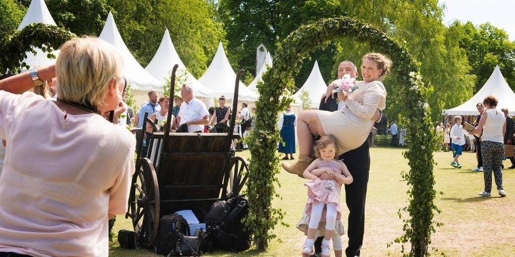 Skansens nyaste tradition - drop in-bröllop - startade som ett evenemang i anslutning till kronprinsessan Victorias bröllop med Daniel Westling 2010 och lockade i år 440 par. Nästa år blir det drop in-bröllop den 11 juni.
