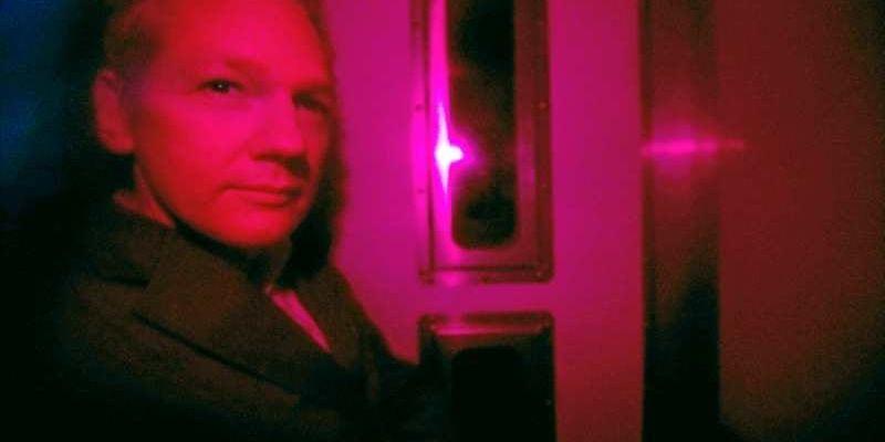 En fotograf lyckades ta en bild på Julian Assange på väg till rätten bakom bilens tonade rutor.