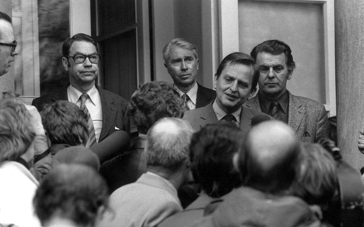 15 maj 1974. Gunnar Helén (FP), Gösta Bohman (M), Olof Palme (S) och Thorbjörn Fälldin (C) möter pressen vid Hagakonferensen. Foto: John Kjellström/SCANPIX