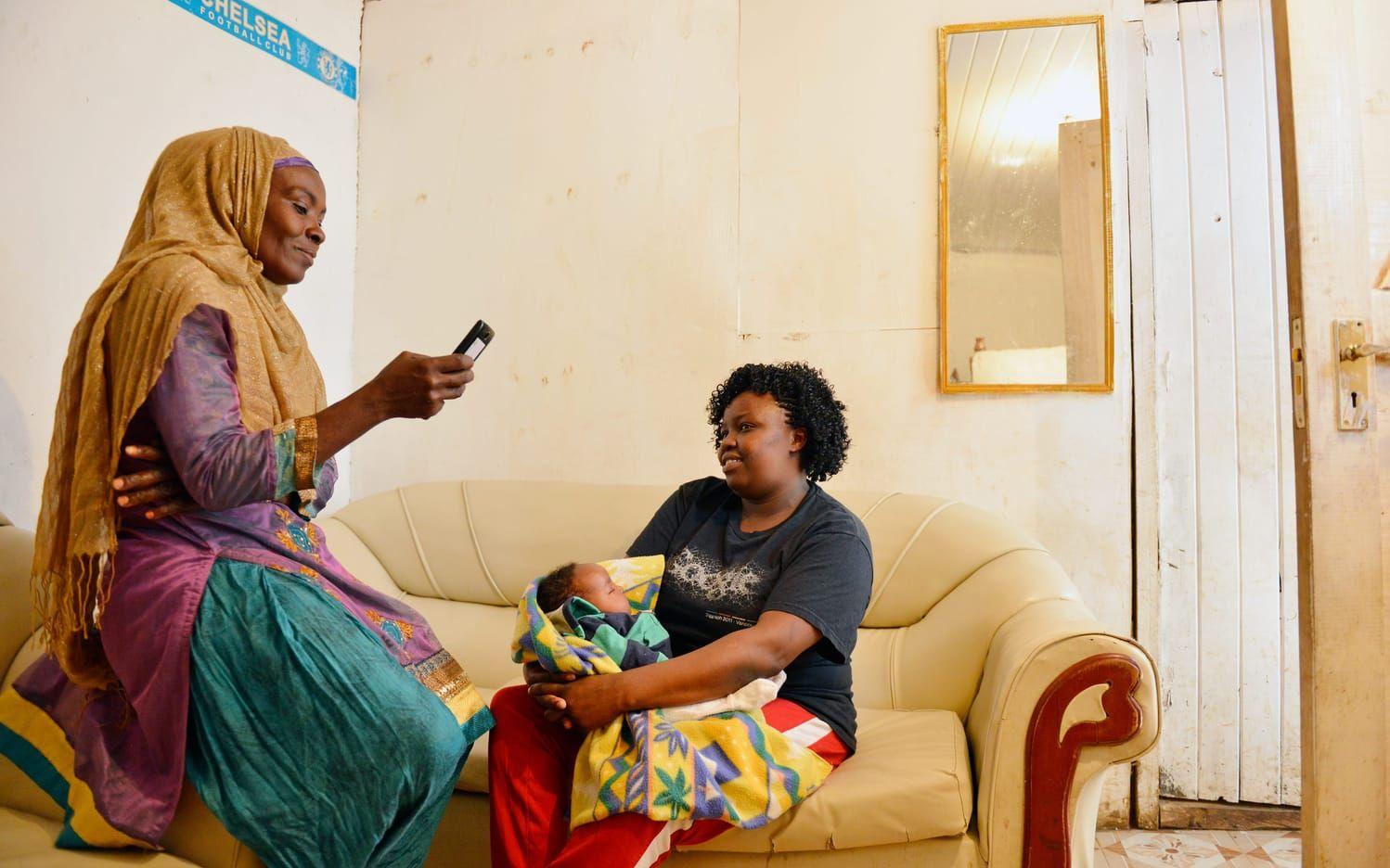 Miriam Omar besöker mödrar och blivande mödrar för att mäta blodtryck och se hur patienten mår. Det för hon in i appen. Bild: Migwa Nthigah
