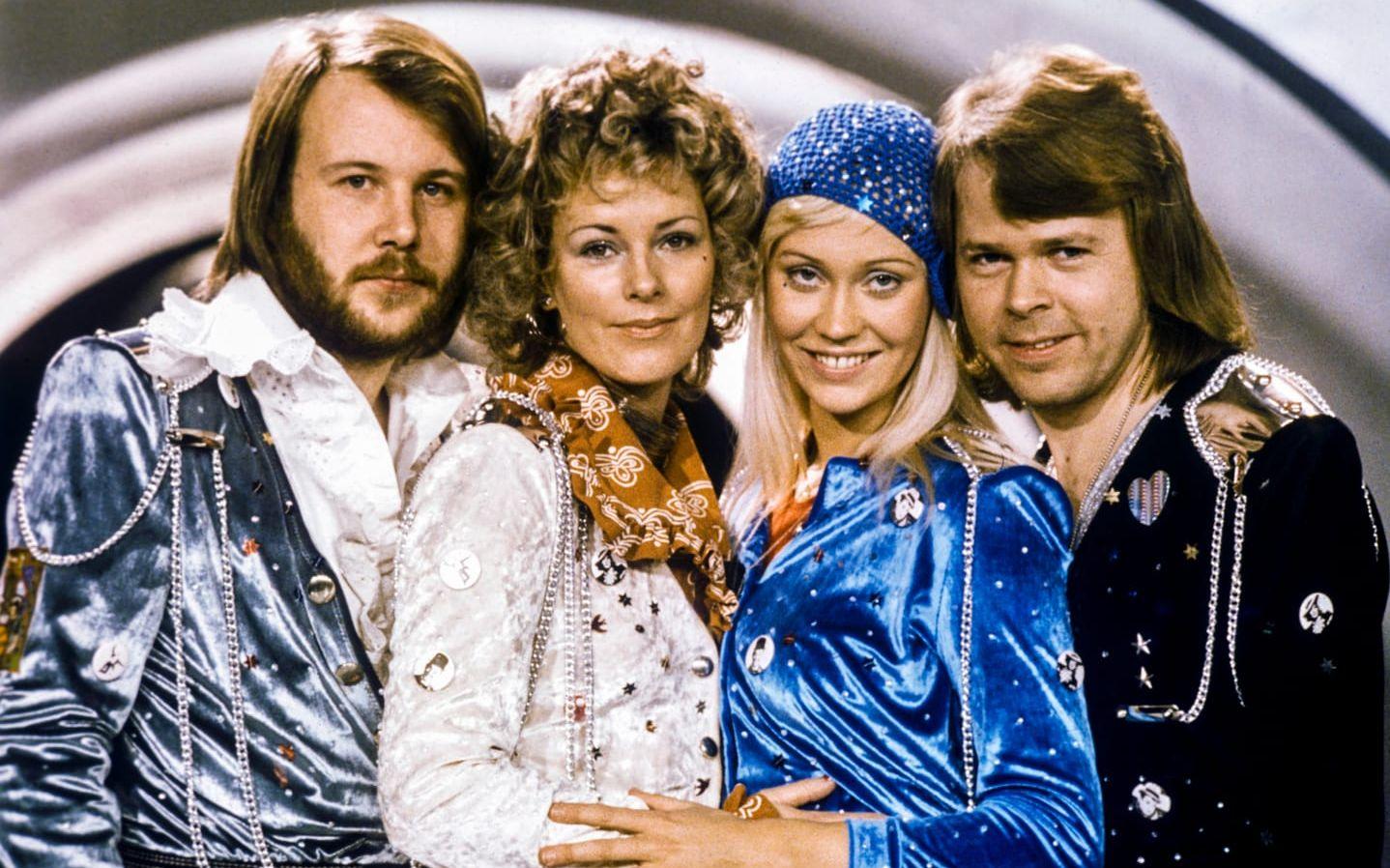 1974 - ABBA med "Waterloo"