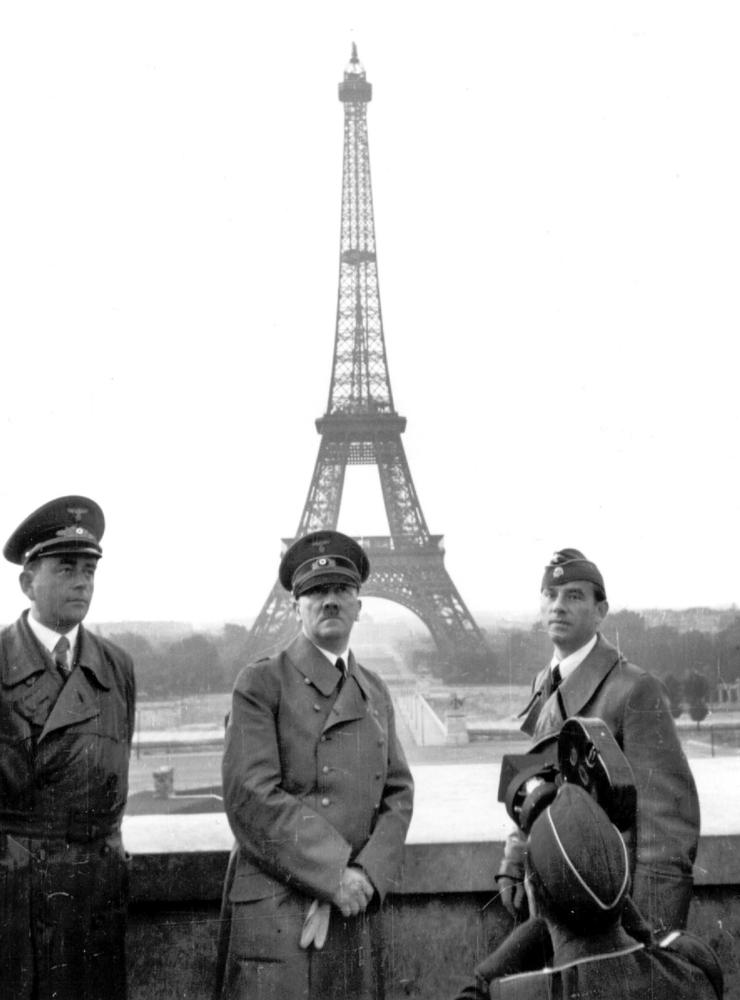 Albert Speer till vänster, Adolf Hitler i mitten och skulptören Arno Breker till höger i Paris 1940.