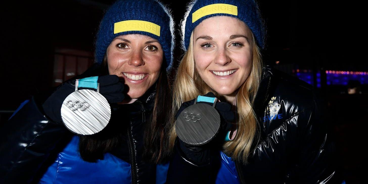 Charlotte Kalla och Stina Nilsson med sina silvermedaljer.