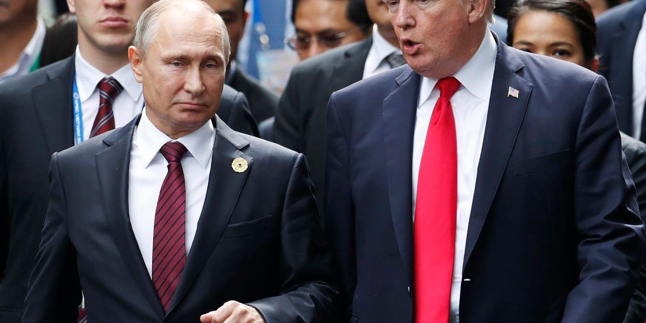 USA:s president Donald Trump och Rysslands president Vladimir Putin vid ett tidigare möte. Arkivbild.