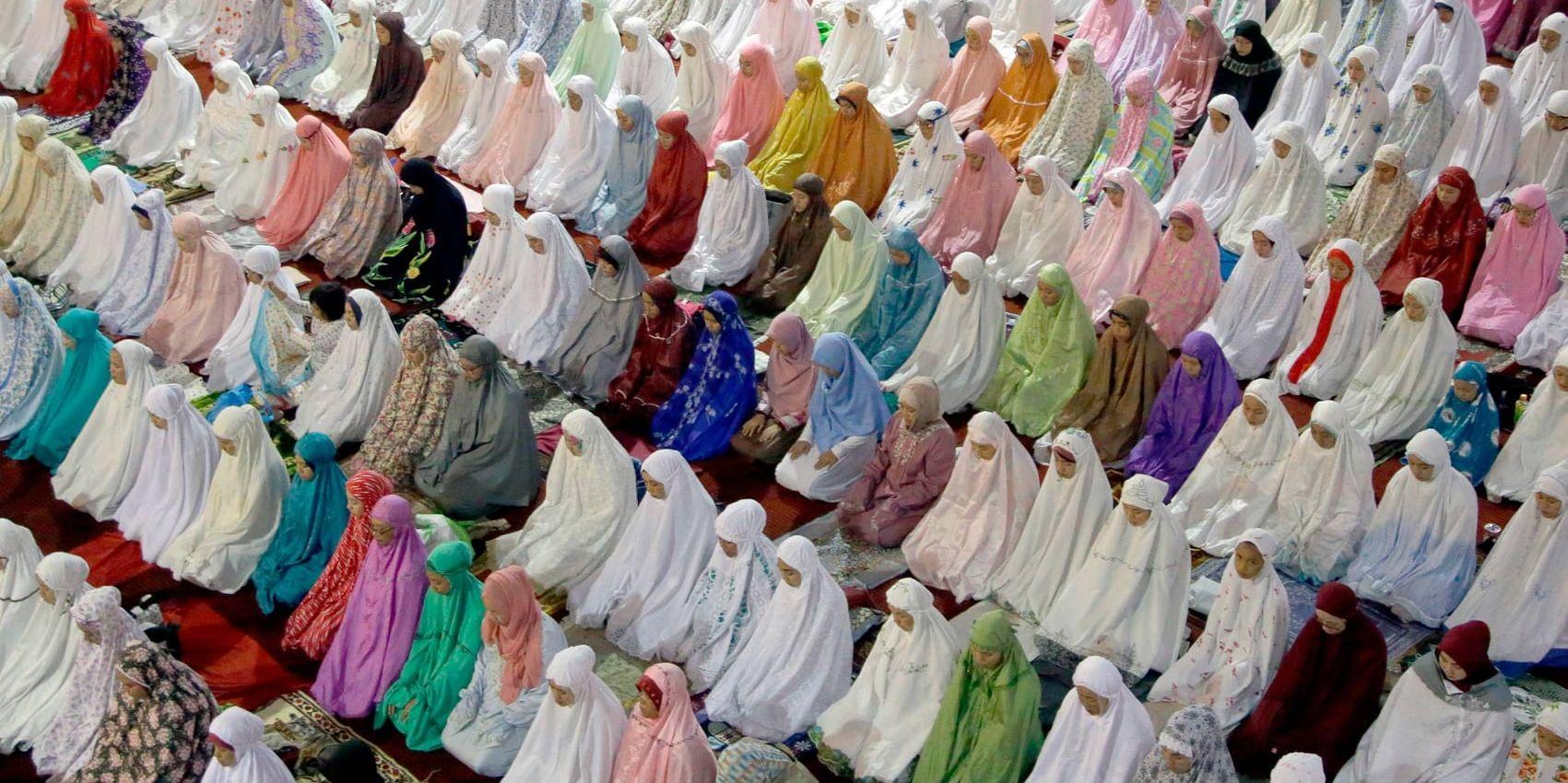 Kvinnor under bön i en moské i Indonesiens huvudstad Jakarta. Arkivbild.