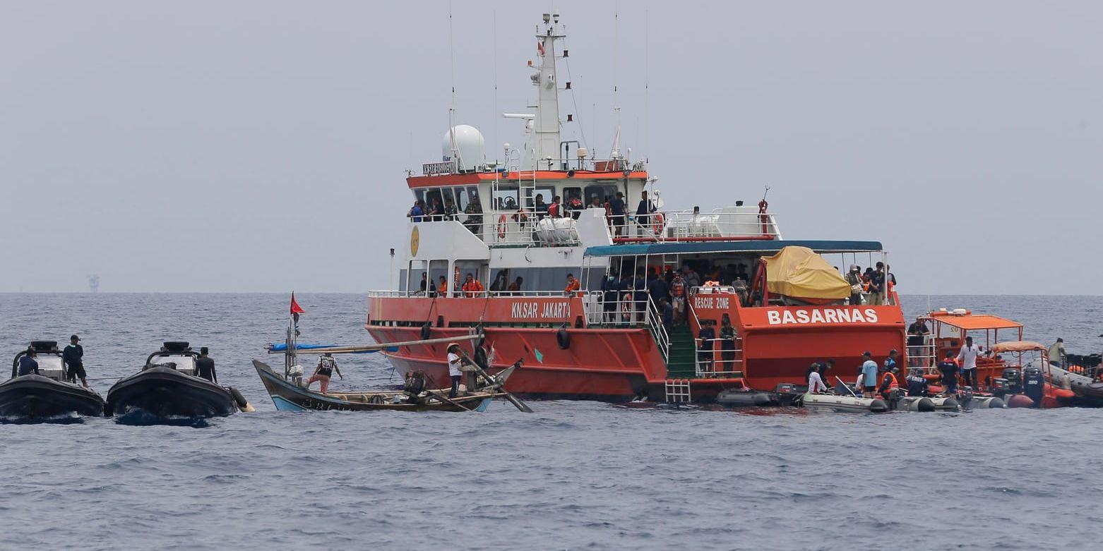 Sökandet fortsätter efter det försvunna Lion Air-flygplanet i Indonesien.