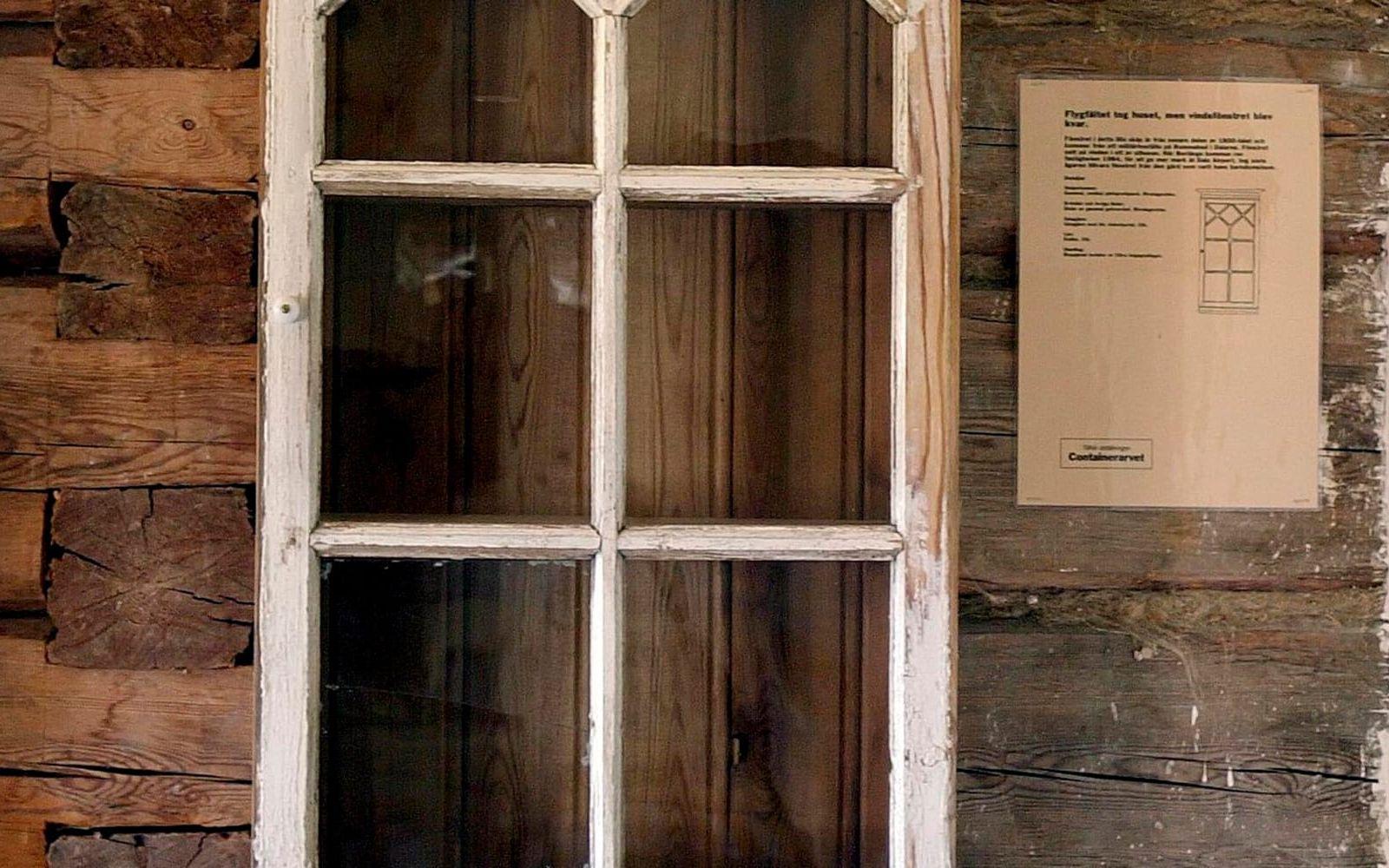 Gysinge byggnadsvård har både material och kunskap. Här är ett gammalt spröjsat fönster. Foto: Dan Hansson/TT