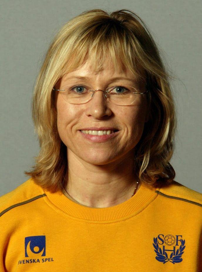 Fysioterapeut Marie Wedberg hjälper Fernis med skadan. Bild: Björn Lindgren/BIldbyrån