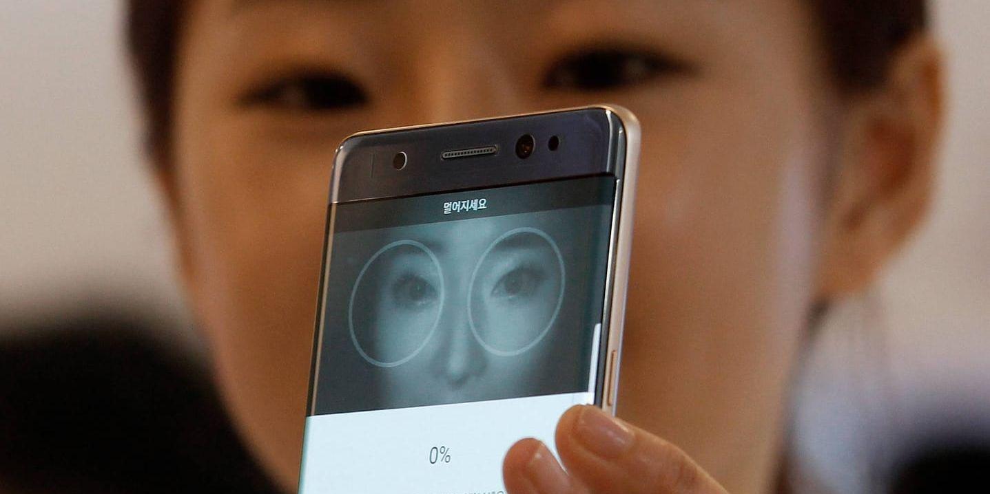 En modell demonstrerar Samsungs Galaxy Note 7. Arkivbild.