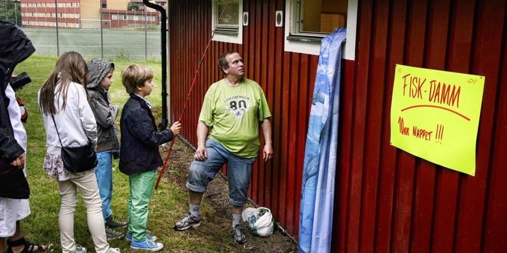 Vid fiskdammen står Göran, Robin och Jessica Andersson Göransson för att testa lyckan. Ingemar Lindmark håller koll på att allt fungerar.