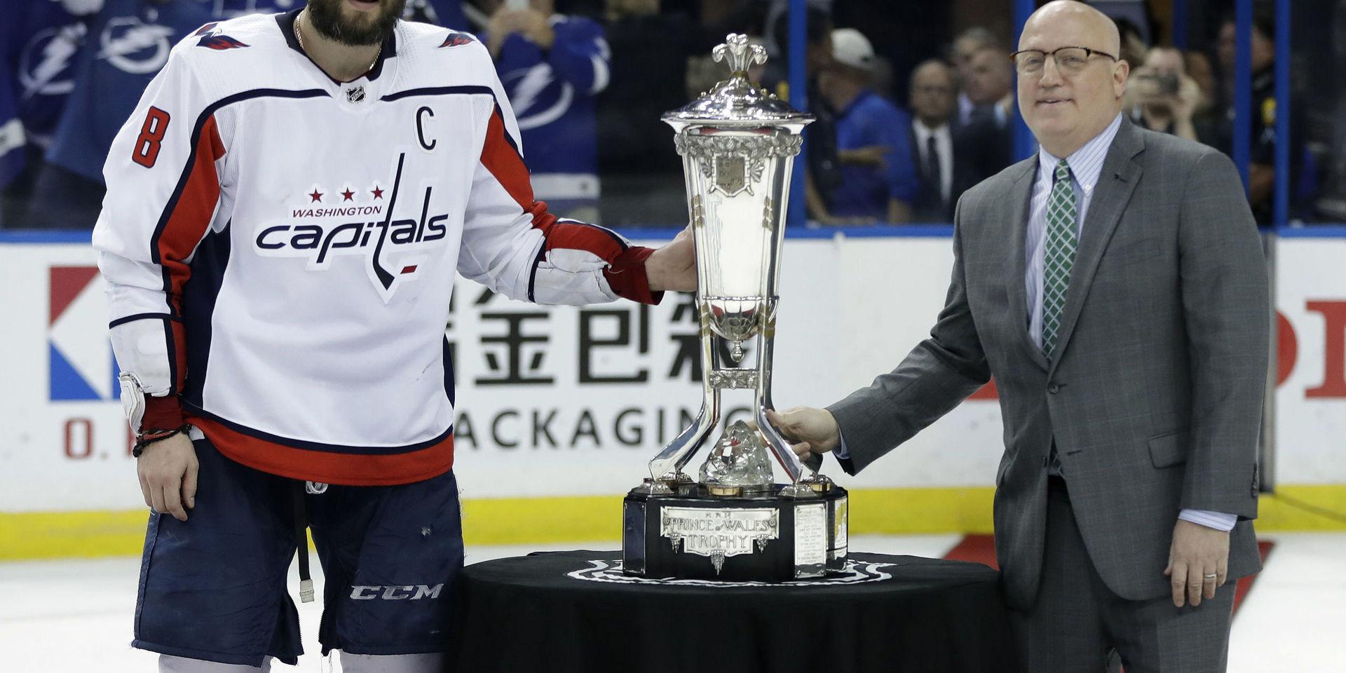 Washington Capitals Alexander Ovetjkin tar emot Prince of Wales-trofén som delas ut till östra konferensens Stanley Cup-finalist