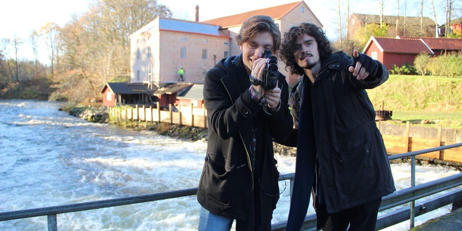Johan Falklind och Andreas Mortensen har bland annat spelat in en vigselscen vid Hillefors grynkvarn i Stenkullen, Lerum. Bild: Lisa Henricson