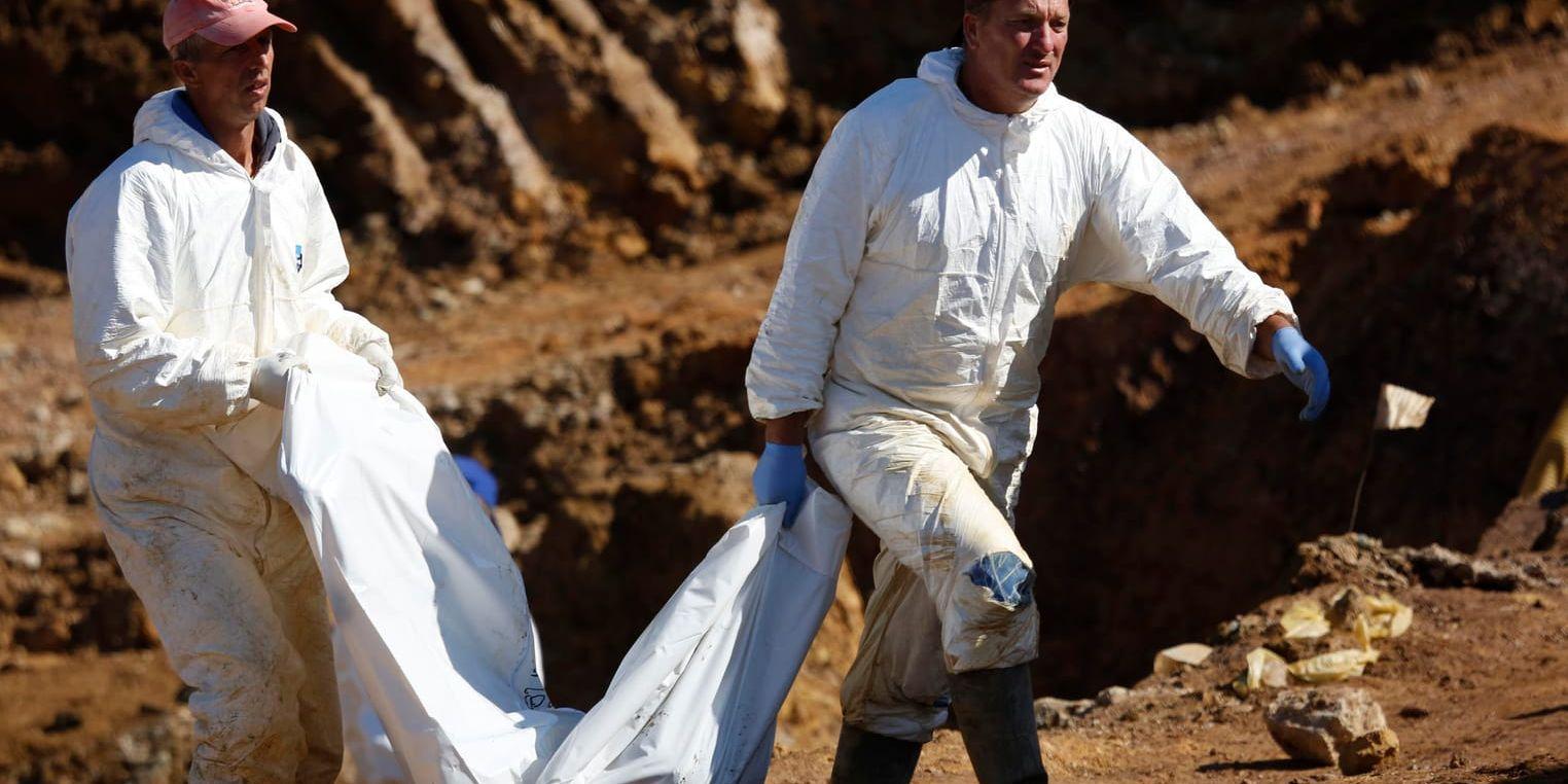 Arbete vid en annan massgrav som hittades i Bosnien 2013. Arkivbild.