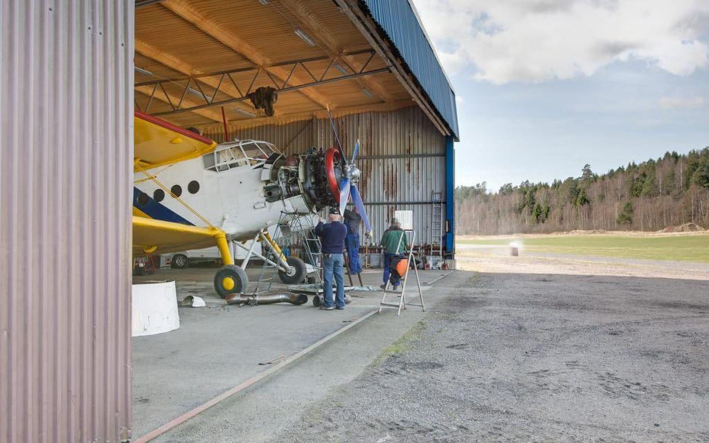 Den lilla västsvenska flygplatsen har bland annat två hangarer. Bild: m2/Johan Palmborg