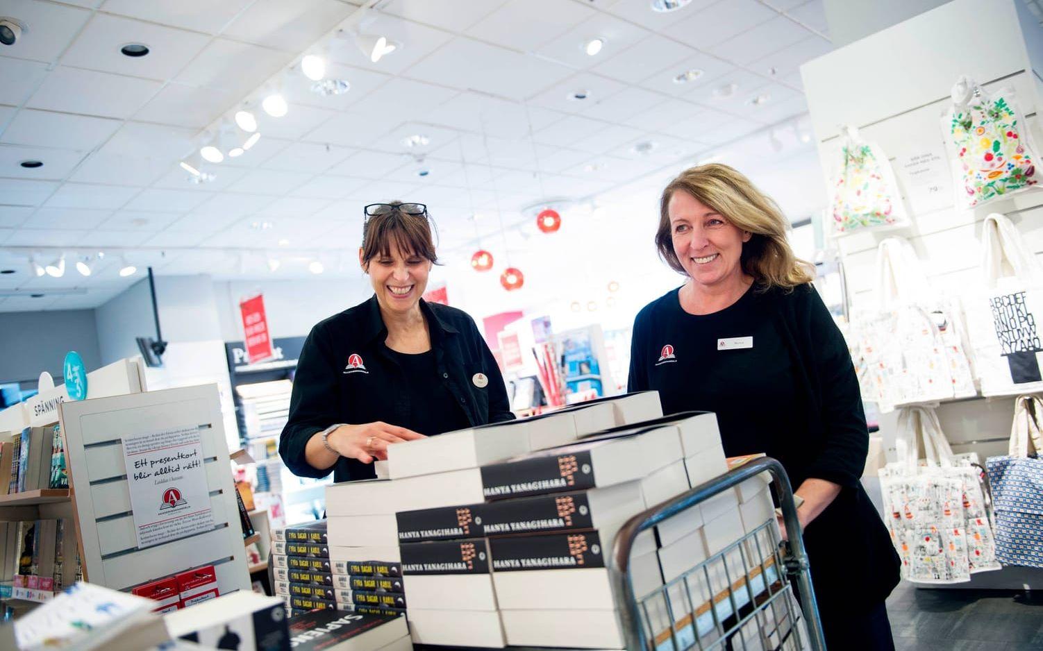Rosie Häikiö och Monica Kvarnström, båda butikssäljare på Akademibokhandeln i Nordstan, märkte av en avsevärt lägre fredagshandeln vid lunchtid.