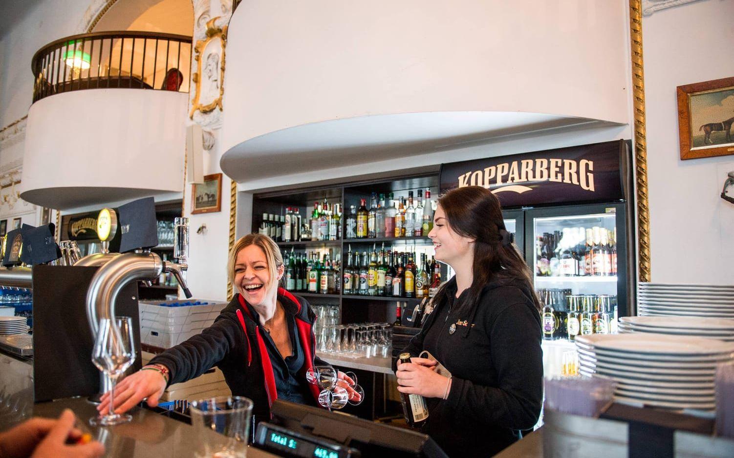 Janita Nikkinen, bartender, och Moa Emanuelsson, restaurangansvarig på John Scott's Palace i Brunnsparken.