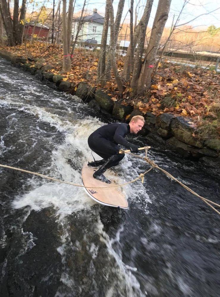 Här testar hans kompis Ludvig Öhagen också att surfa. Foto: Pontus Bergström
