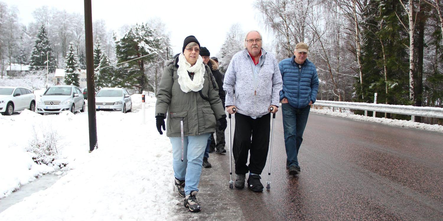Lotta Selin, Kåre Johansson och Håkan Lundqvist är några av dem som protesterar mot att vägbelysning i Hällesåker plockas ned. Bild: Lisa Henricson