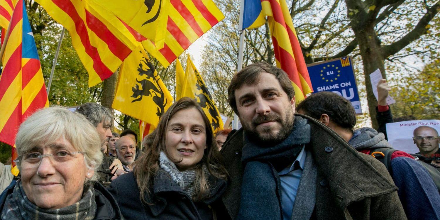 Katalanernas rödgulrandiga flagga samsas med Flanderns gulsvarta lejon på demonstrationer i Bryssel till stöd för Katalonien.