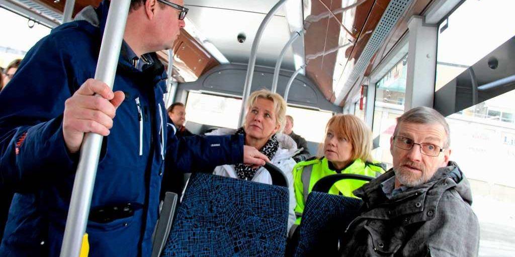 Dennis Jeryd (S), Eva Andersson (C), Lill Jansson (FP) och Olle Adolfsson (S) hoppas på fler avgasfria bussar i Lerum.