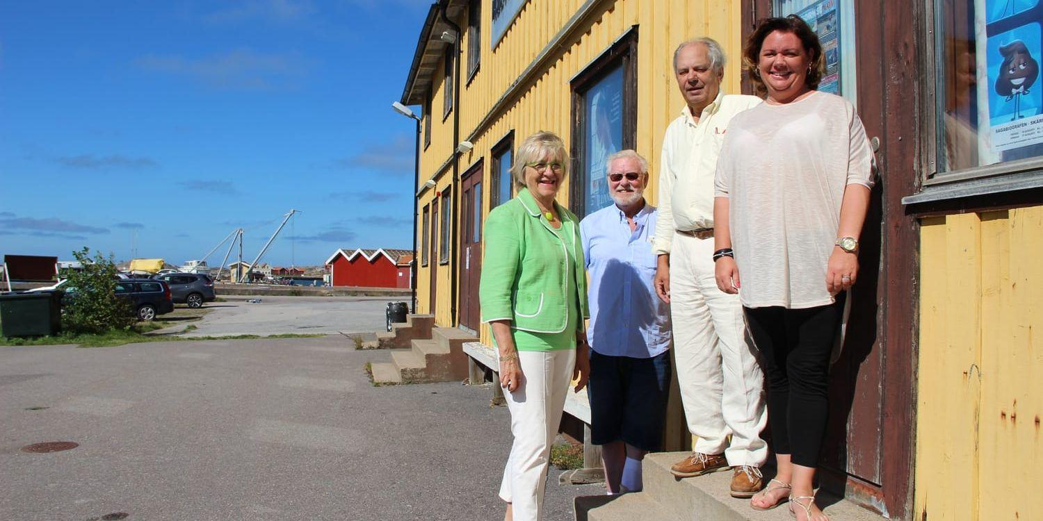 Benita Nilsson (L) George Strömbom (C) Rolf Persson (KD) och Anette Olausson Johansson (MP) när ärendet presenterades vid Sagatomten i augusti 2017. Bild: Martin Björklund