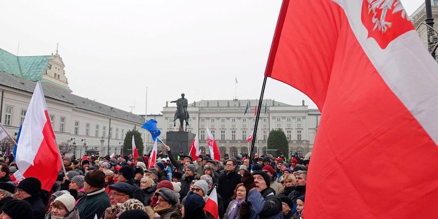 Demonstranter protesterar i Polens huvudstad Warszawa.