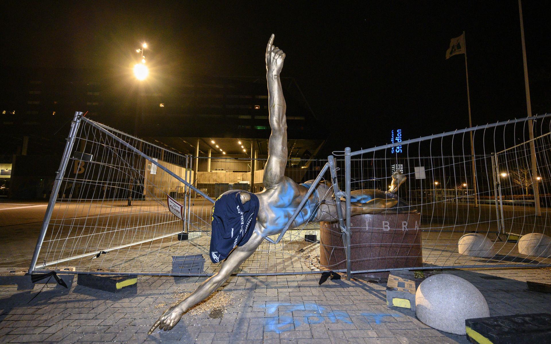 Statyns båda ben är kapade och statyn ligger numera ner på sidan. 