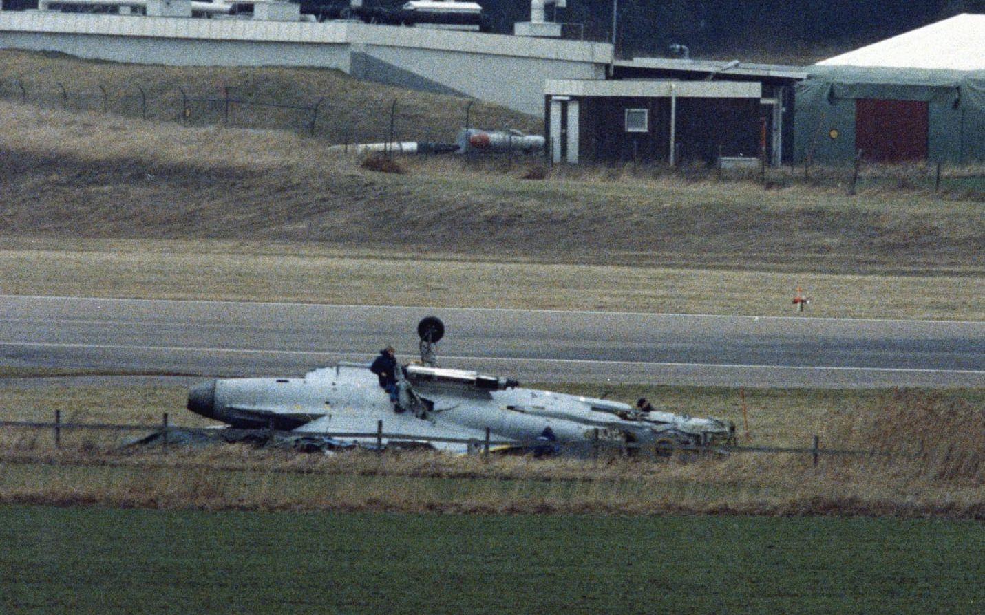 En prototyp till JAS-Gripen störtar vid testflygning på Saabs flygfält i Linköping 1989. Foto: SCANPIX