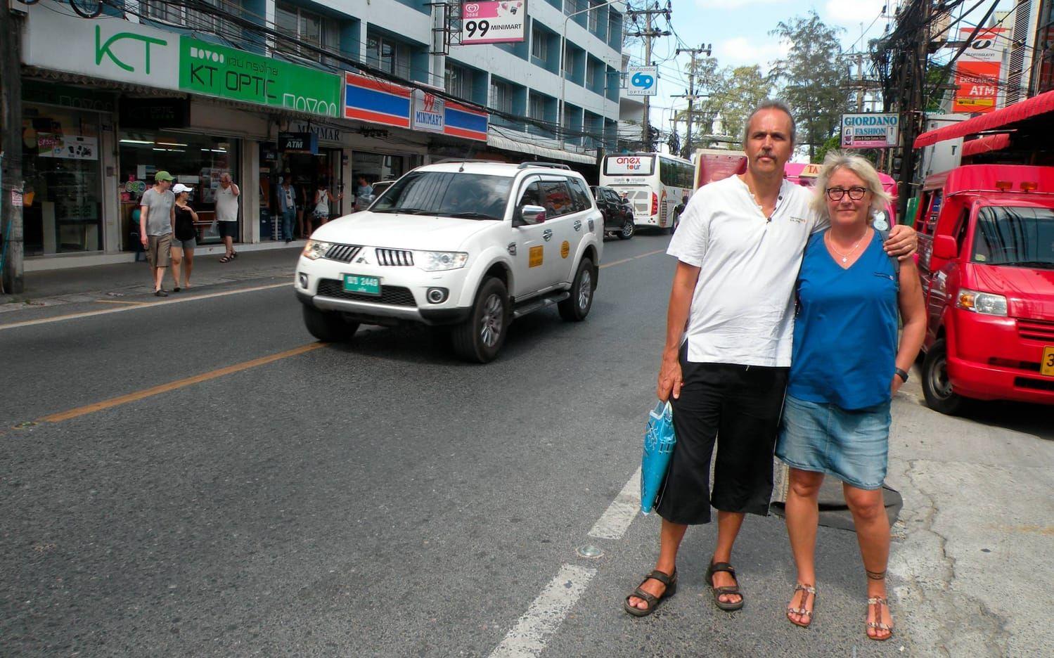 Erik och Anna trivs med tillvaron i Thailand där de via sina jobb i Svenska kyrkan har dagliga kontakter med såväl thailändare som svenska turister. Bild: Bo Fuhrman