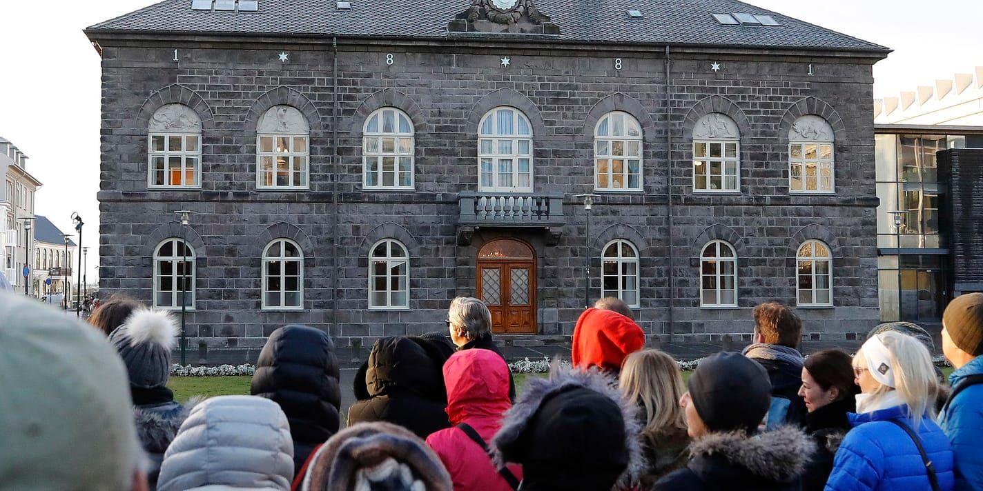 Folksamling utanför det isländska parlamentet i Reykjavik. Arkivbild.