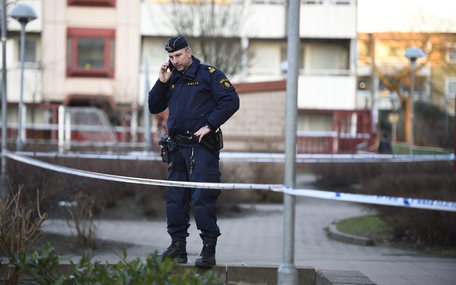 Polisen säkrar spåren i området Fosie i Malmö. Bild: TT