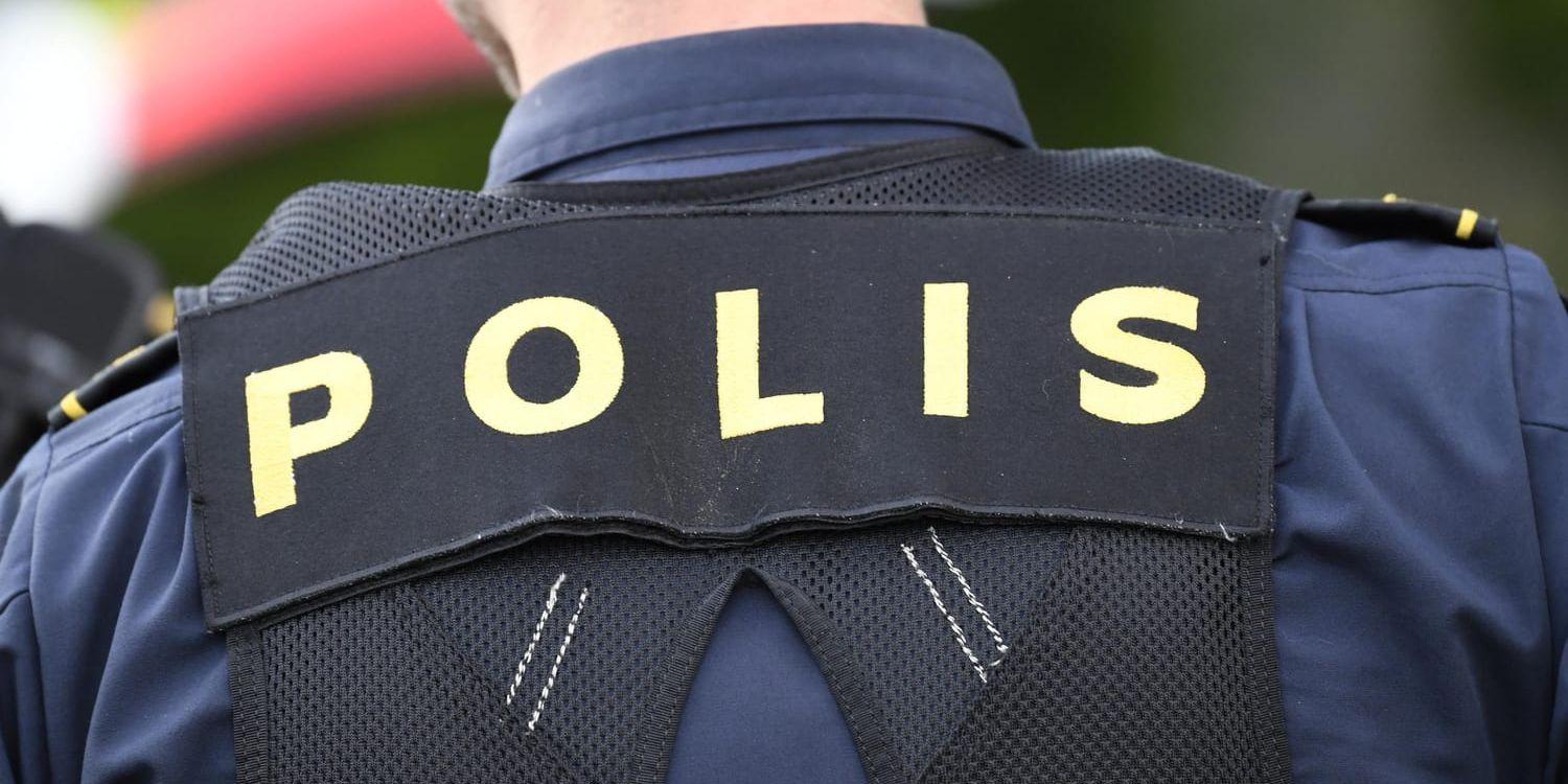 En hel skoldag fanns polis på plats på en skola i Halmstad efter hot om skolskjutning. Nu åtalas fyra tonårspojkar för grovt olaga hot alternativt falskt larm. Arkivbild.