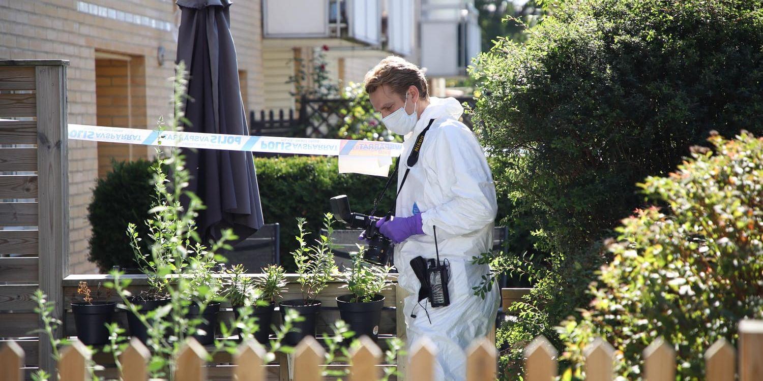 Rättstekniker utanför den byggnad där tre personer – en mamma och två barn – hittades döda i Västra Frölunda.