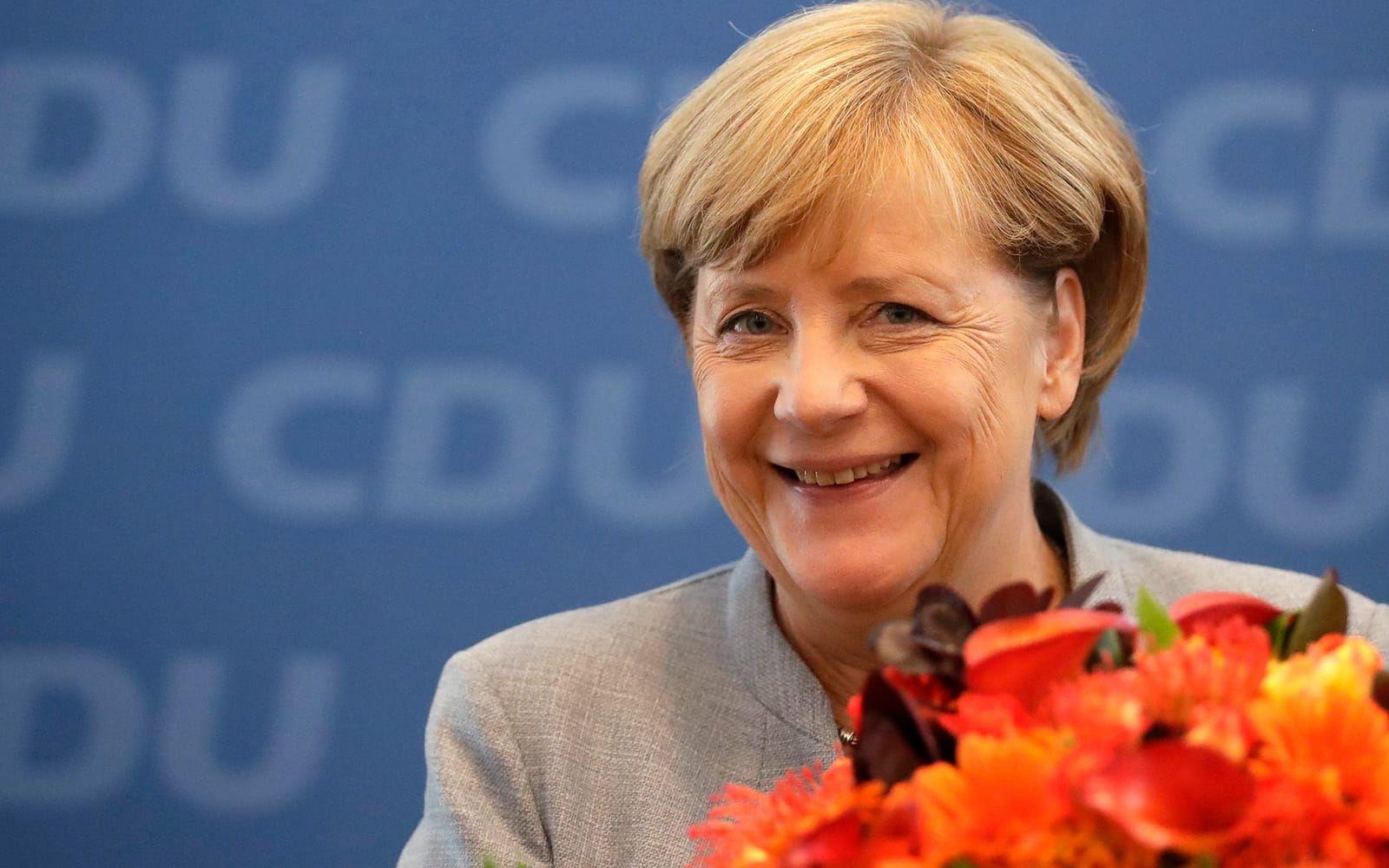 Tysklands förbundskansler Angela Merkel sitter kvar, men har tappat väljare, bland annat till högerpopulistiska AFD. FOTO: Matthias Schrader/AP
