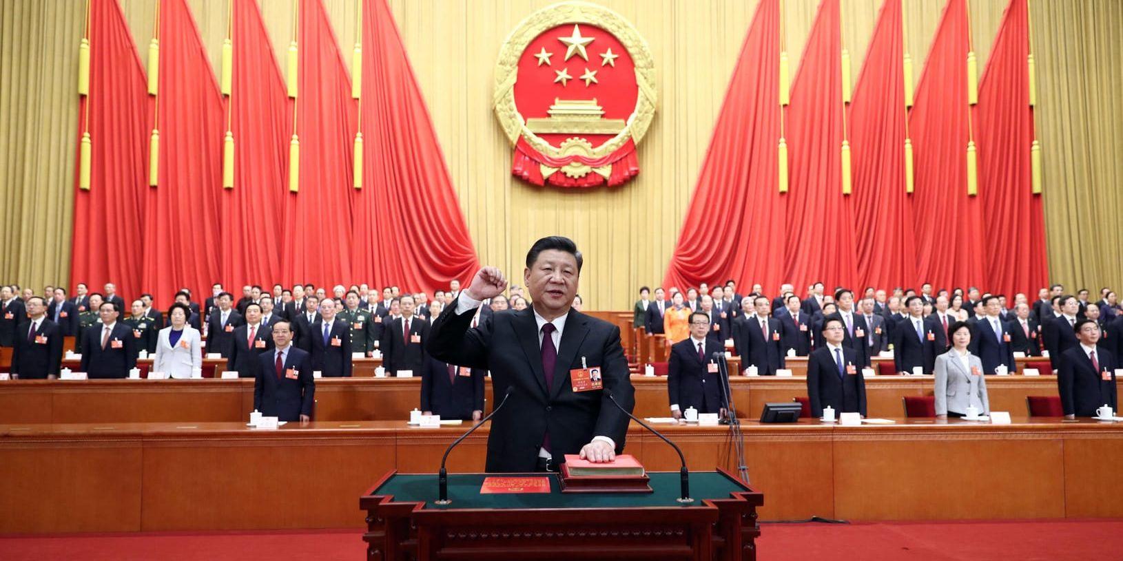 Kinas president svär eden till konstitutionen efter att han återvaldes för ytterligare en presidentperiod på lördagen.