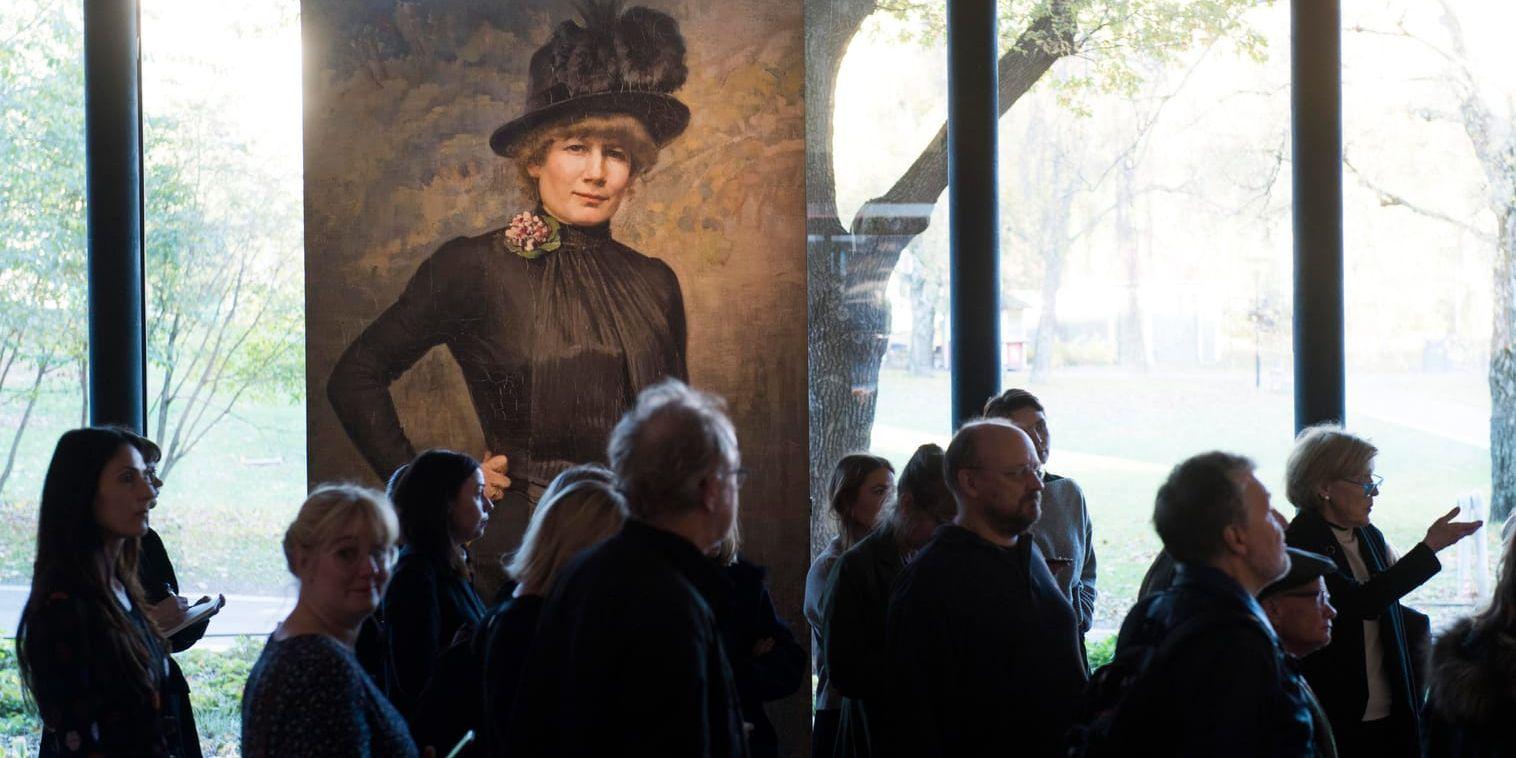 Självporträttet som Jenny Nyström målade i Paris 1884 möter besökarna på Sven-Harrys konstmuseum i Stockholm.