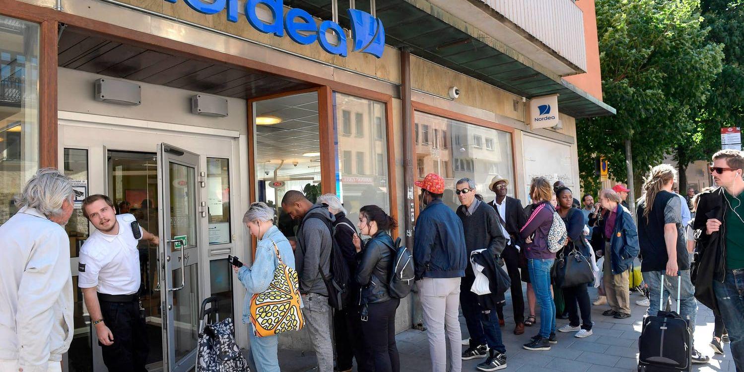 Stockholm i torsdags: Bankkunder köar i väntan på att få sätta in mynt som blir ogiltiga efter den sista juni.