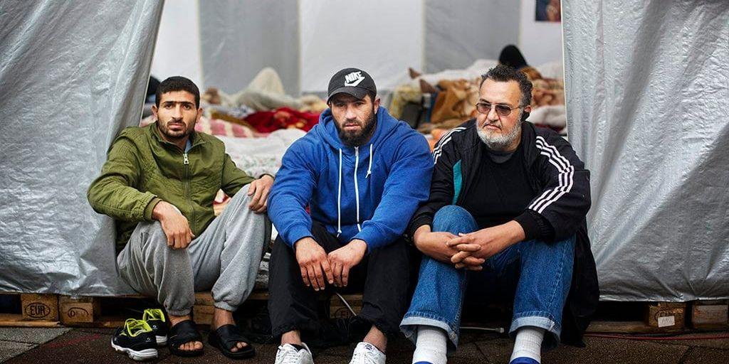 I tio dygn har ett 30-tal statslösa palestinier hungerstrejkat för att få uppehållstillstånd. Bland dem Ahmed Charbie, Muhammed Abughalioun och Ossama Al Najjar.