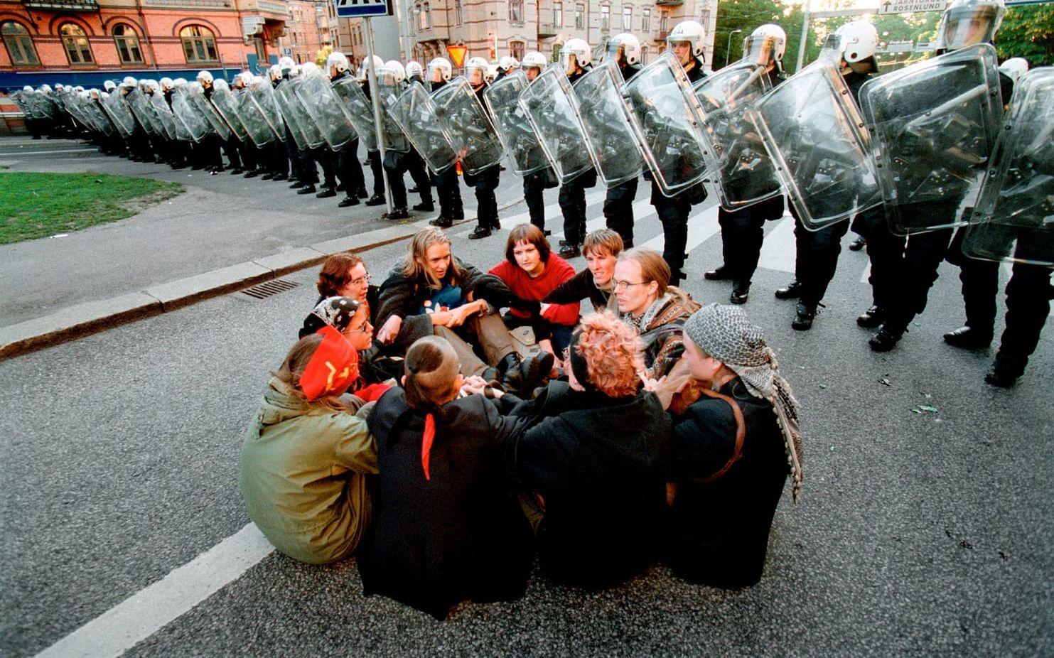 Fredliga demonstranter bildar en mur framför polisen. Bild: Stefan Berg