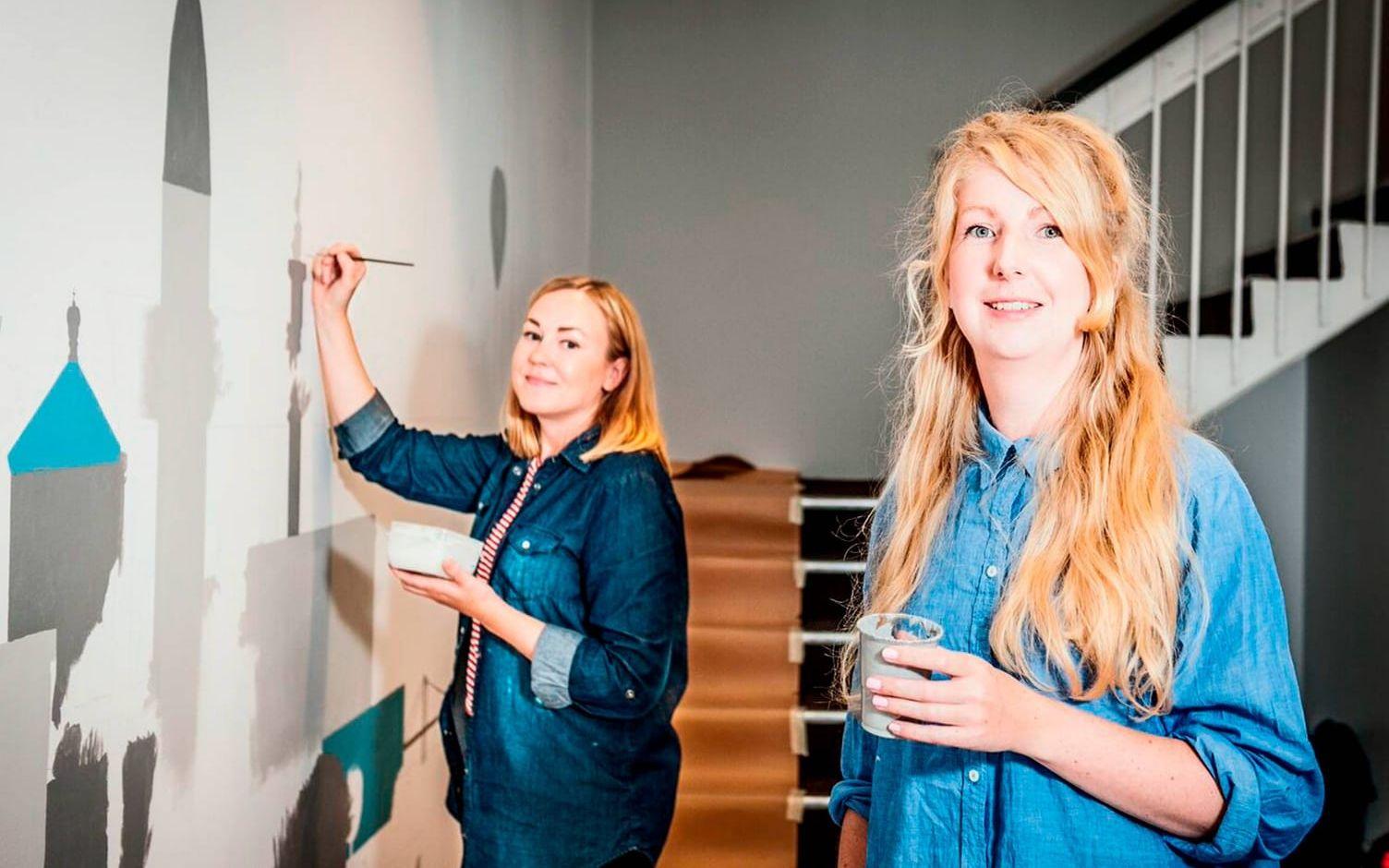 "Vi är ganska diplomatiska båda två", säger Frida Nilsson (till vänster) om sitt och Erika Lindmarks unika arbetssätt att göra allt från kreativ process till väggmålning, tillsammans. Bild: AnnaCarin Isaksson