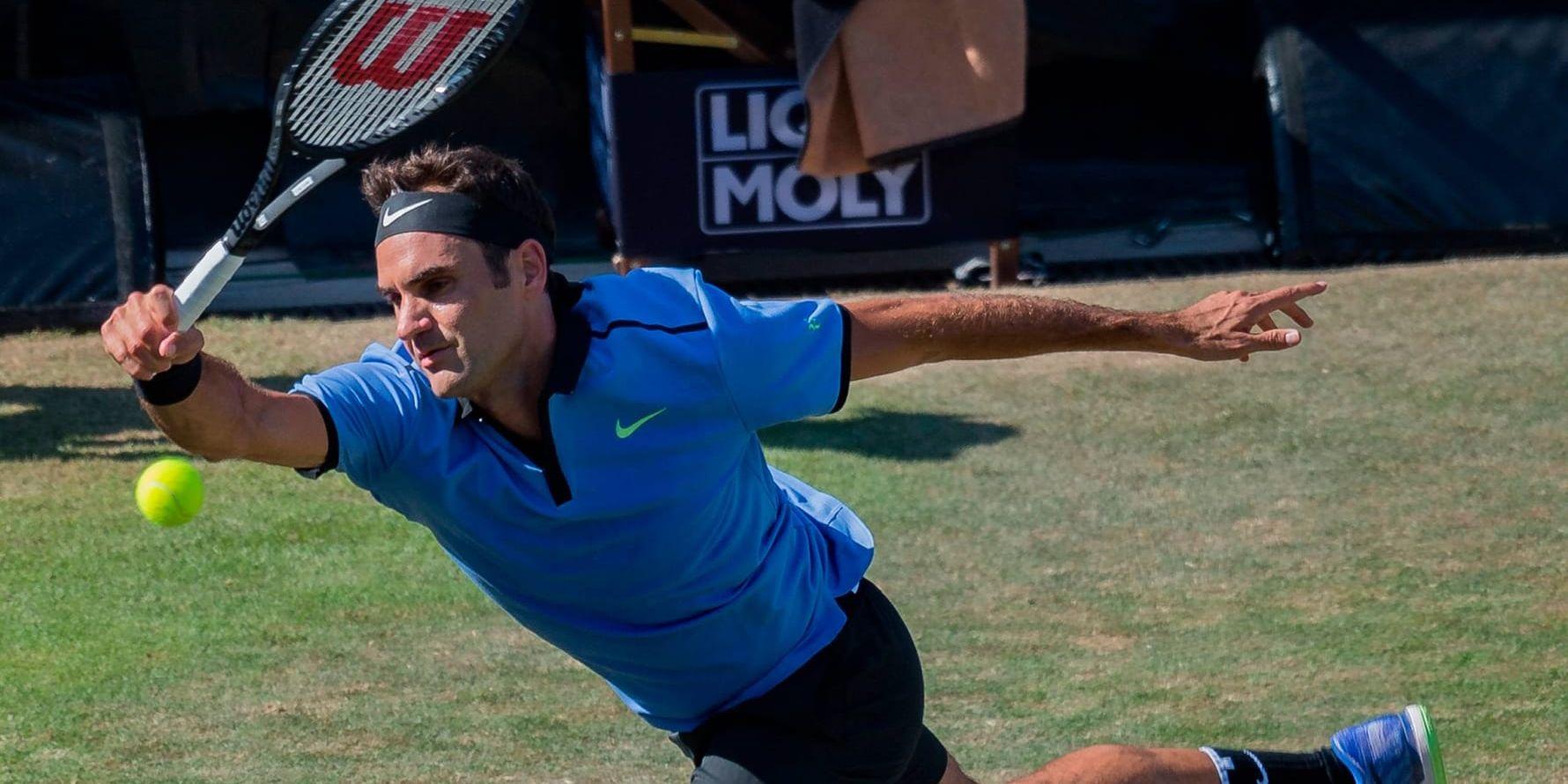 Roger Federer var ringrostig i sin comeback och förlorade mot kompisen Tommy Haas i Stuttgarts grästurnering.