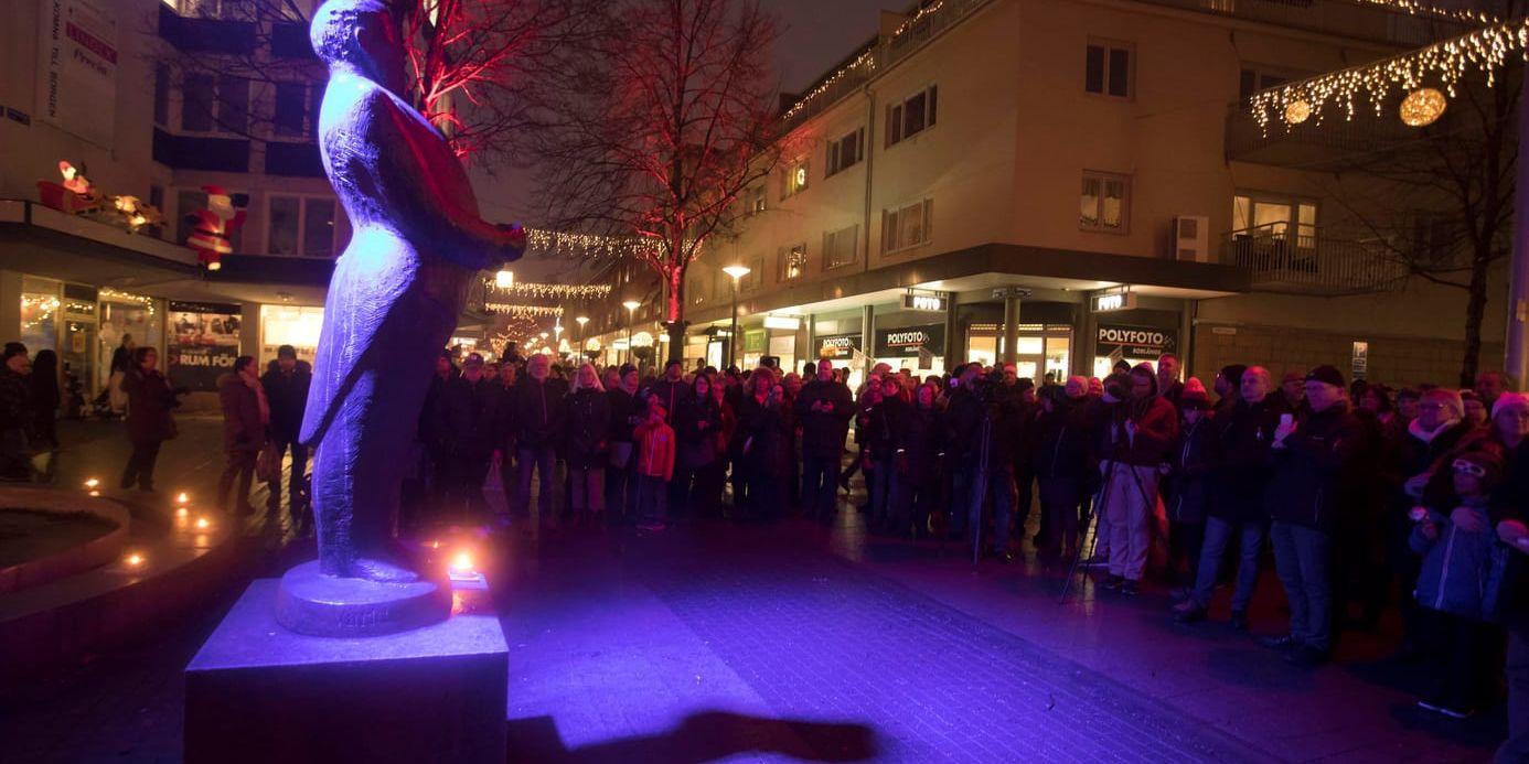 Jussi Björlings staty i Borlänge centrum sjunger numera "Oh helga natt".