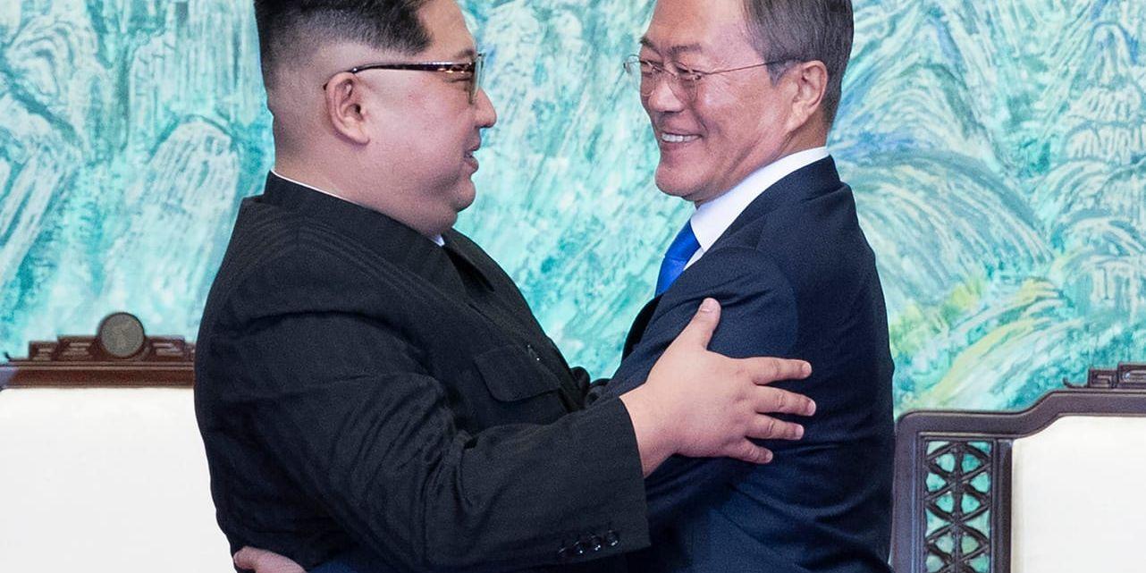 Nordkoreas ledare Kim Jong-Un och Sydkoreas president Moon Jae-In omfamnar varandra.