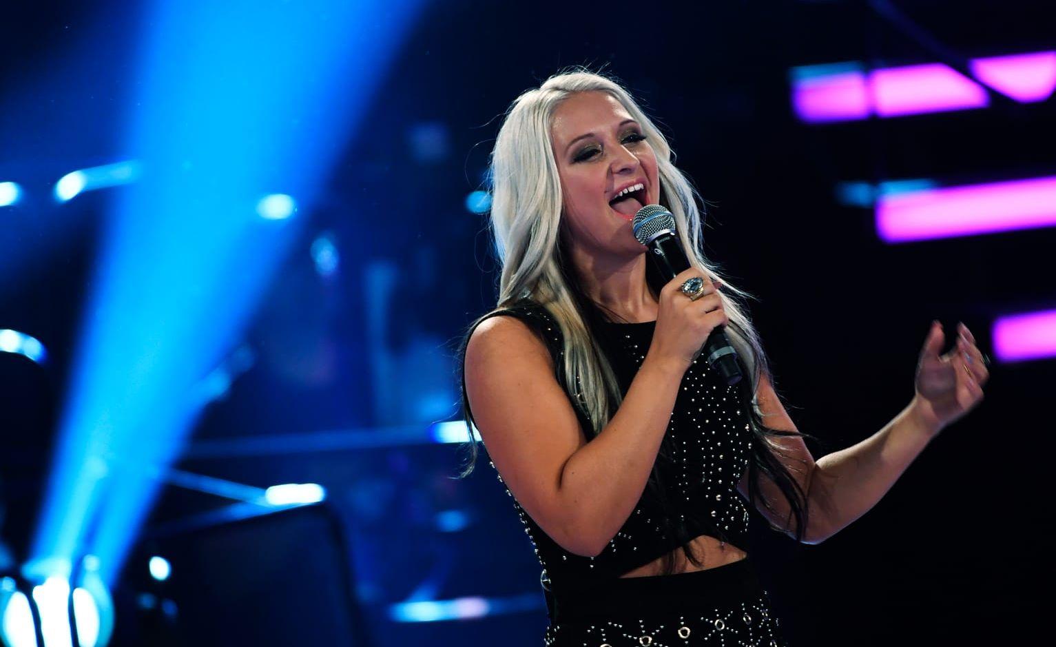 Rebecka Karlsson under fredagens omgång av veckofinalen i Idol 2016. Bild: TT