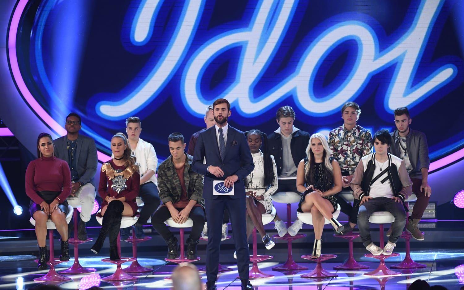 Programledaren Pär Lernström och deltagarna då resultatet av omröstningen presenteras i fredagens omgång av veckofinalen i Idol 2016. Bild: TT